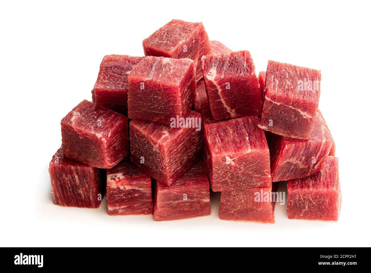 Cubes de viande de boeuf brute isolés sur blanc Banque D'Images