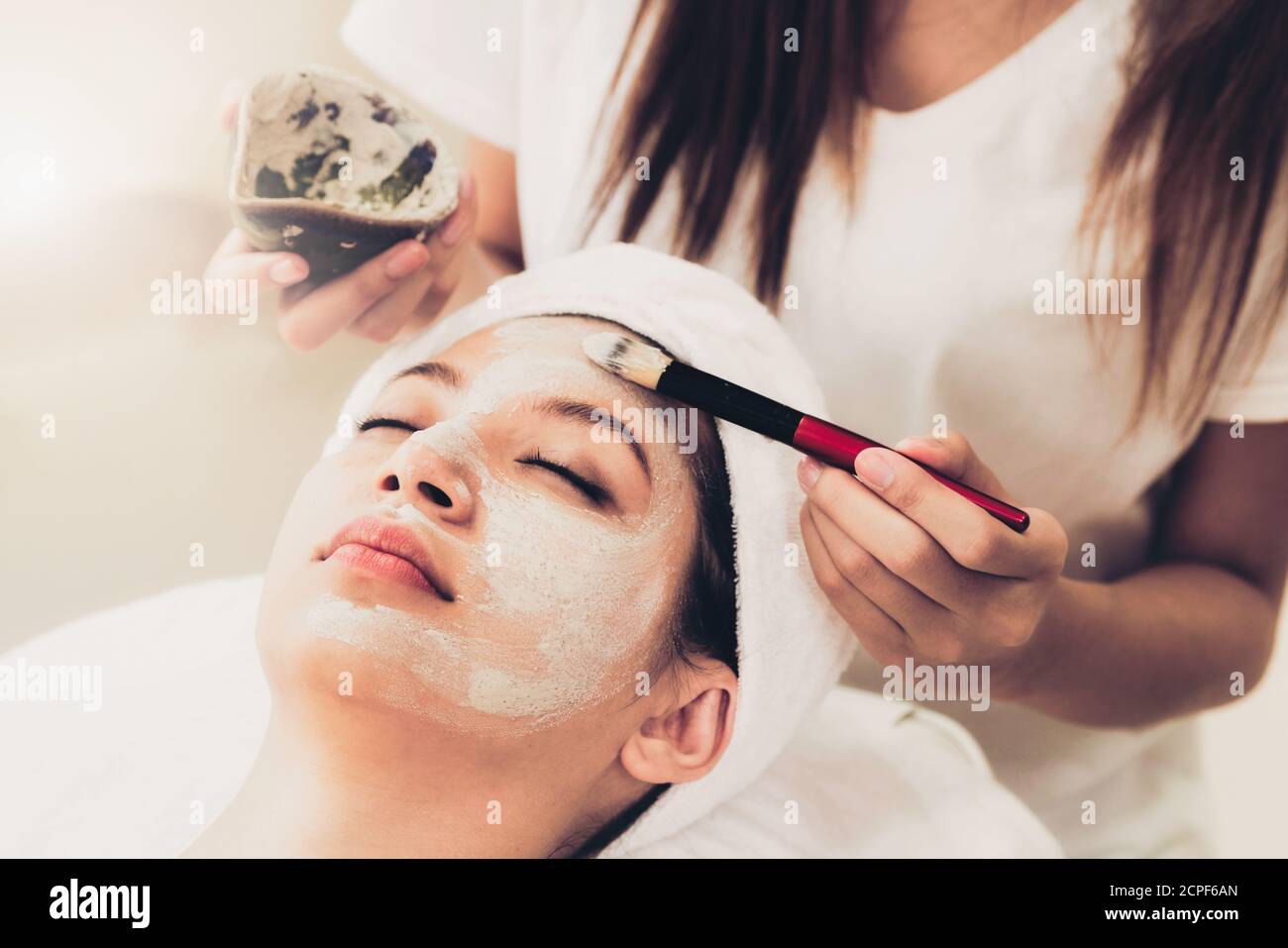 Belle femme ayant un soin cosmétique du visage par un dermatologue  professionnel au spa de bien-être. Anti-âge, soin du visage et luxe Photo  Stock - Alamy