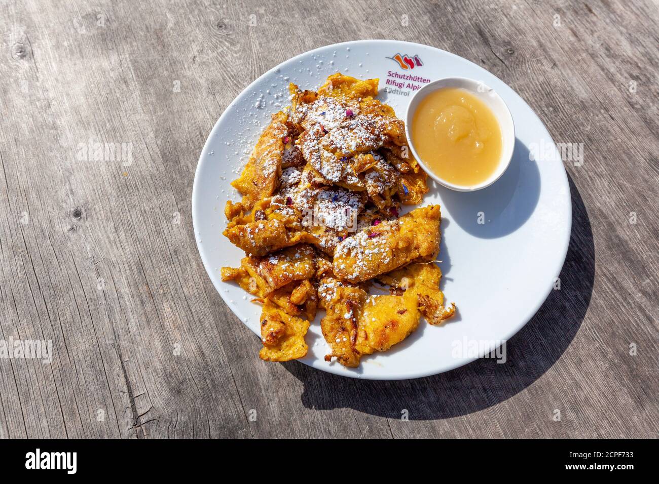 Dessert traditionnel Kaiserschmarrn avec sauce poire et sucre motorisé, gros plan sur une table en bois, Dolomites, Tyrol du Sud, Bolzano, Italie Banque D'Images