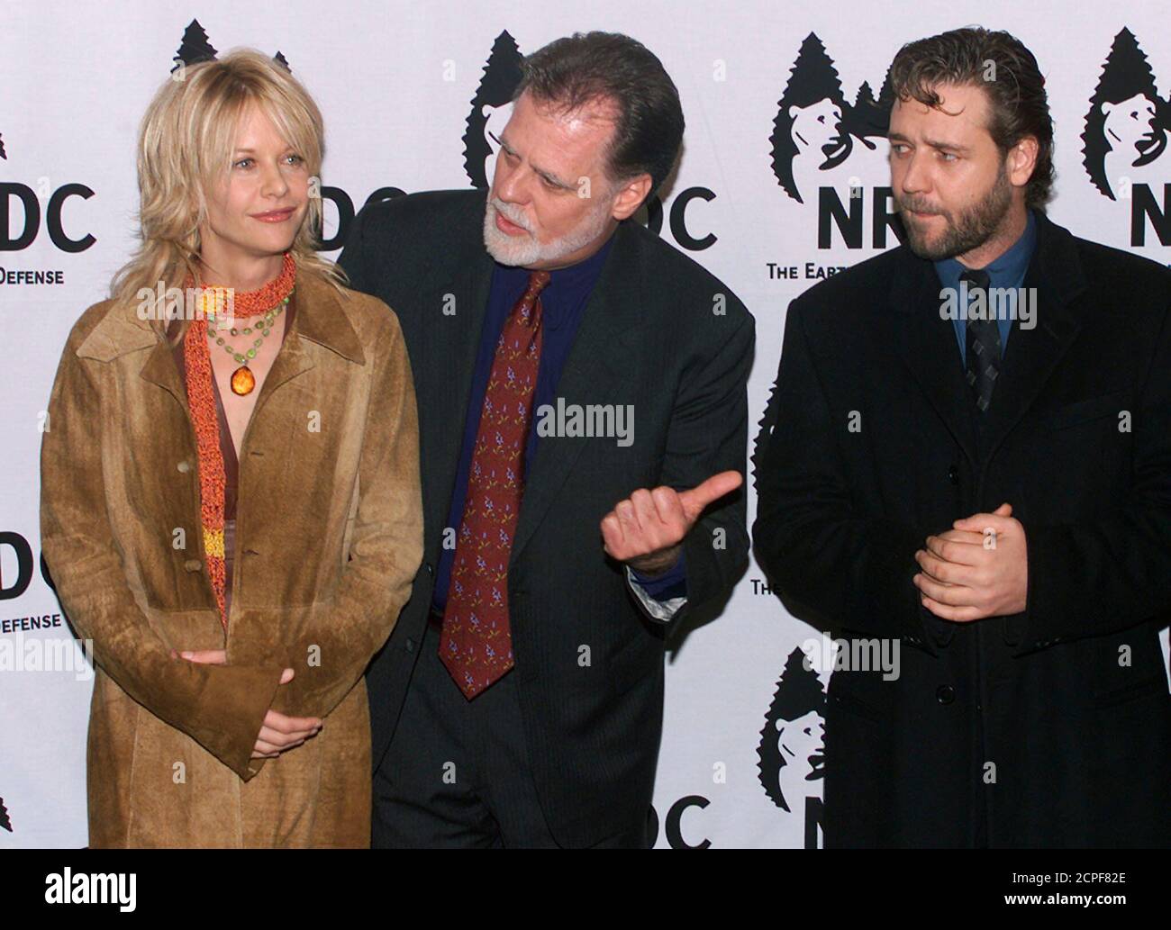 Film Meg Ryan Et Russell Crow Les stars de l'actrice Meg Ryan (L) et Russell Crowe (R) du film dramatique  « Proof of Life » posent avec le réalisateur Taylor Hackford lors de la  première du film le