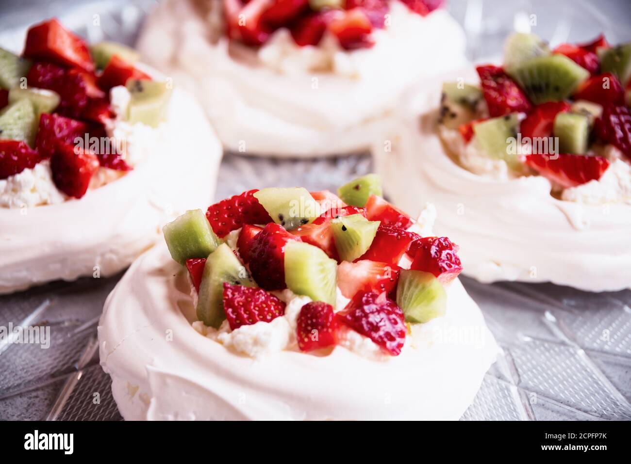 Délicieux gâteau Pavlova avec meringue et fruits frais Banque D'Images