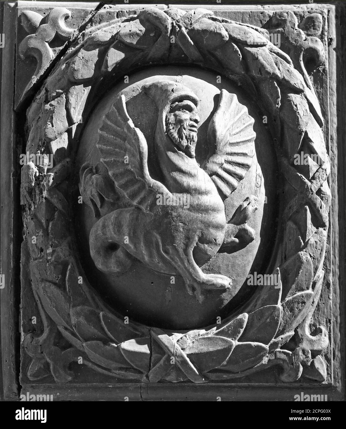 Personnage fantaisie homme-dragon sculpté dans le bois, noir et blanc Banque D'Images