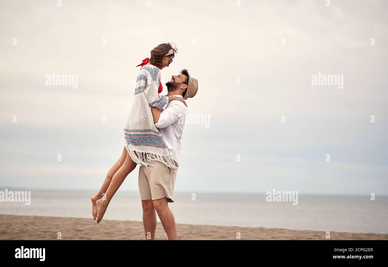 Jeune couple amoureux dans un moment romantique sur le plage par temps ensoleillé Banque D'Images
