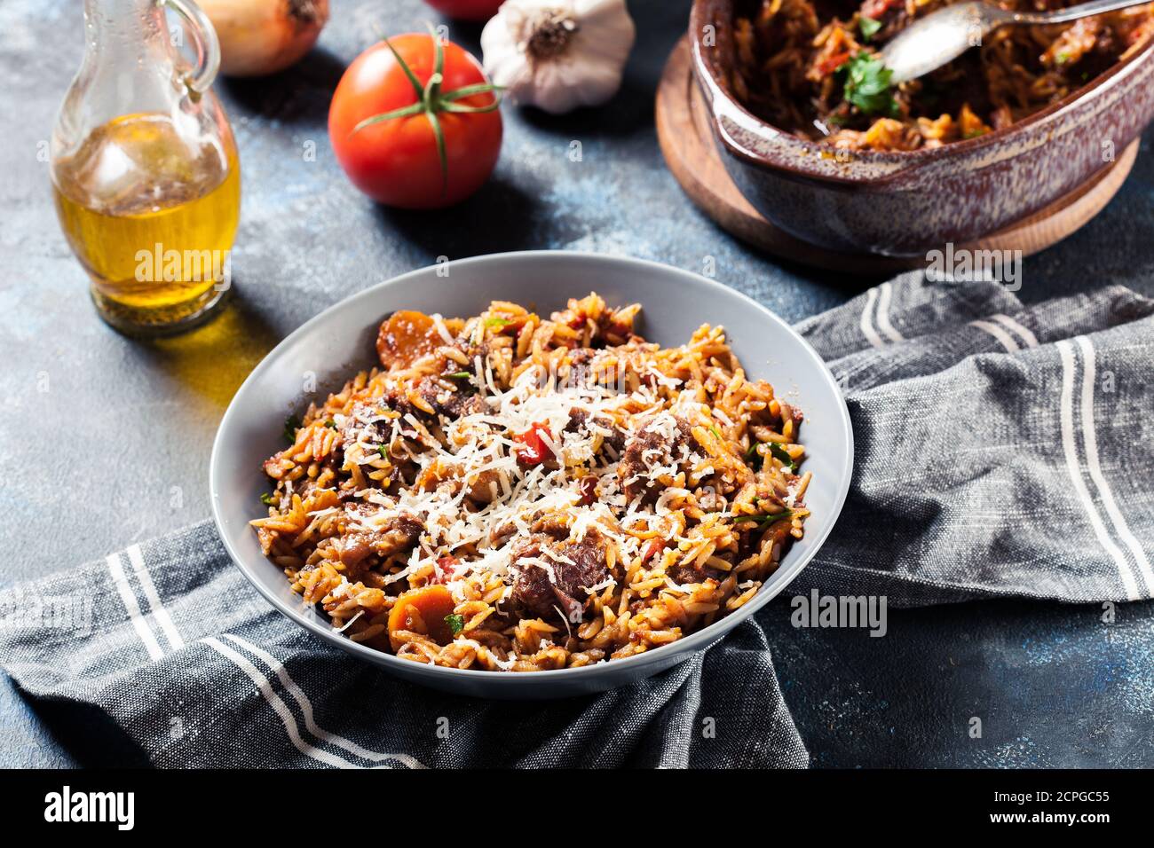 Giouvetsi - bœuf grec et ragoût d'orzo. Cuisine balkanienne Banque D'Images