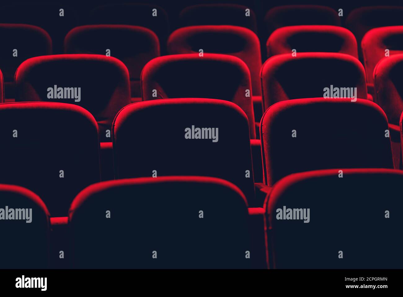 Salle de cinéma vide avec sièges rouges. Cinéma Banque D'Images