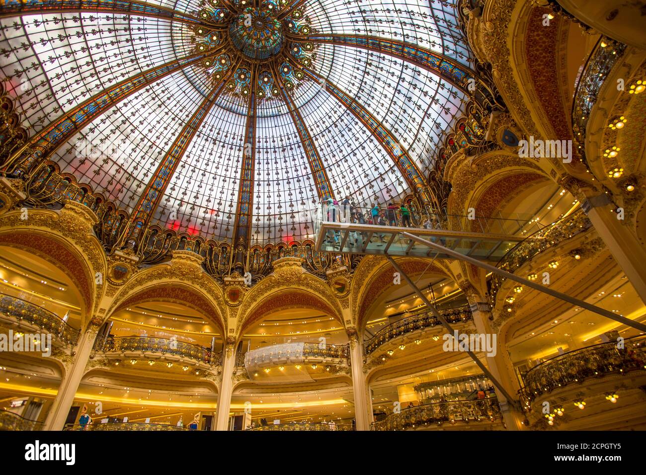 Rotonde des Galeries Lafayette, dôme avec pont en verre Glasswalk, Paris,  France, Europe Photo Stock - Alamy