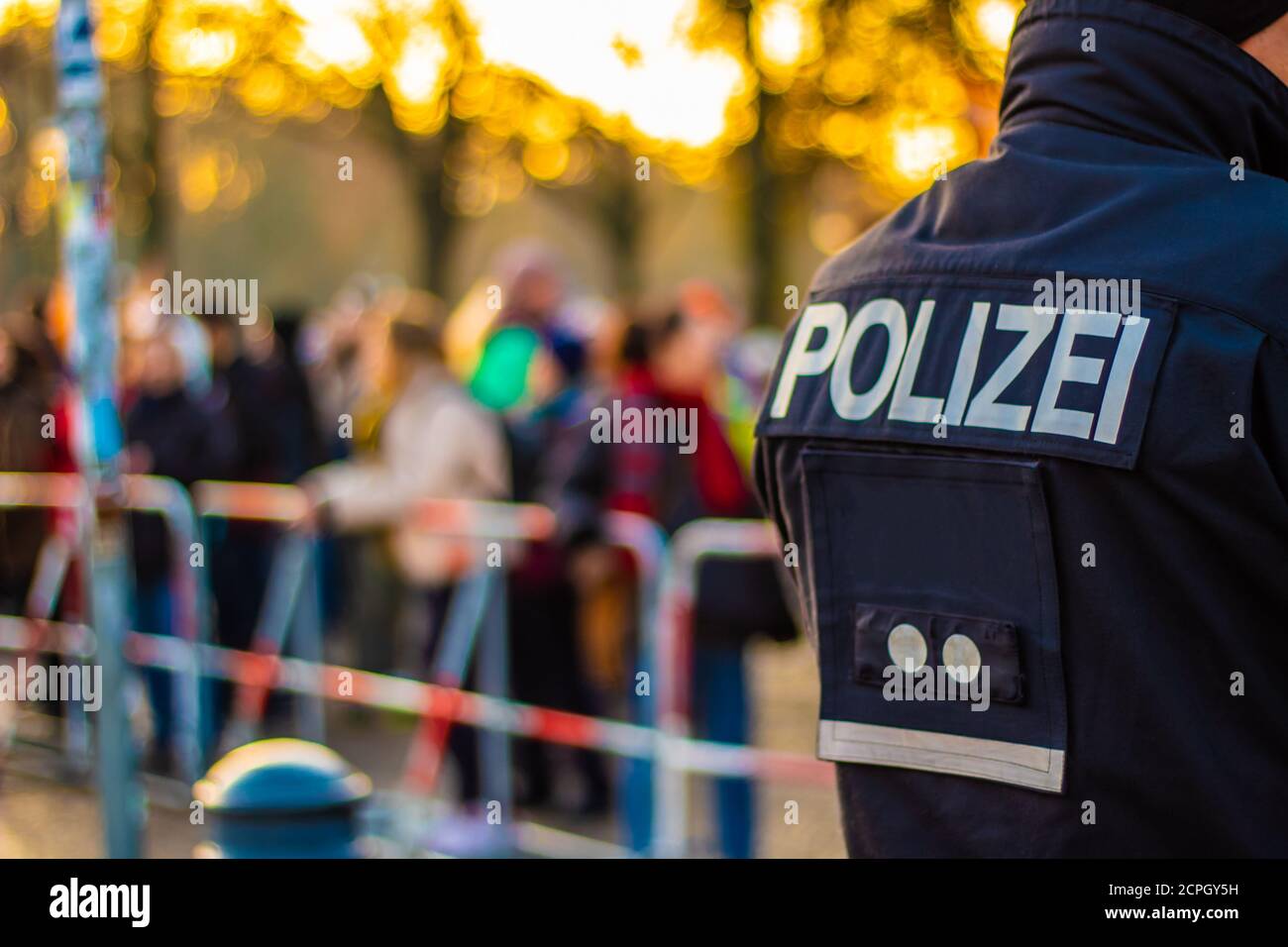 Un policier assure une manifestation à Berlin Banque D'Images