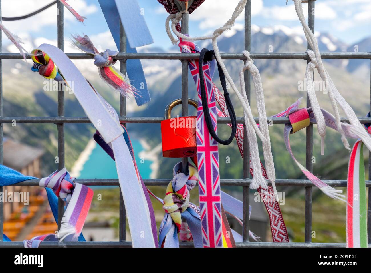 Détail de l'installation de fer en forme de coeur près du refuge Olperer, Alpes de Zillertal, Tyrol, district de Schwaz, Autriche Banque D'Images