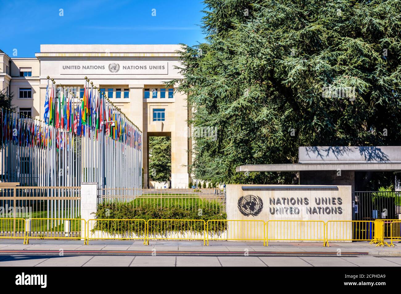 Vue générale du Palais des Nations, siège de l'Office des Nations Unies à Genève (Suisse), avec l'avenue des drapeaux par une belle journée d'été. Banque D'Images