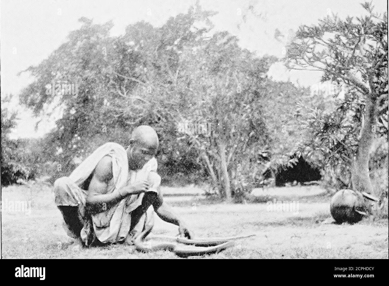 . Du Niger au Nil . JUKTJJI OIKLS CHEZ IBI les vieux jours de la compagnie Niger, dont l'histoire de l'effort dangereux comme pionniers de l'entreprise africaine ishere racontée par les tombes de beaucoup de ses serviteurs. Avant d'arriver à Ibi l'idée des opérations que nous avions inview était de traverser le pays le plus rapidement possible, seulement 40 DU NIGER AU NIL faisant des observations astronomiques, Et puis, passer une partie plus importante du temps à cartographier la région au nord de theGongola, en reliant celle-ci avec Kukawa et le lac Tchad. Nous. LE CHARMEUR DE SERPENT À lei a ensuite décidé, cependant, qu'il serait plus utile Banque D'Images