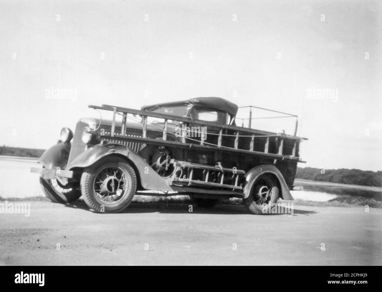 Un conseil du comté de Sydney, un véhicule Morris 8 anglais made1935 avec un châssis utilitaire et une housse de cabine à toit souple fabriqués en Australie. Il s'agissait d'un véhicule de l'opérateur du district du Conseil qui transportait des échelles en bois du côté passager, ce qui n'était pas un problème parce qu'il n'était utilisé que par un seul conducteur/travailleur à la fois. L'emplacement de la prise de vue n'est pas disponible mais peut être près de Rhodes à Sydney où le conducteur du véhicule vivait à l'époque. Le véhicule avait un petit feu de recherche monté sur la porte du conducteur et était en contact radio avec le siège social. Banque D'Images