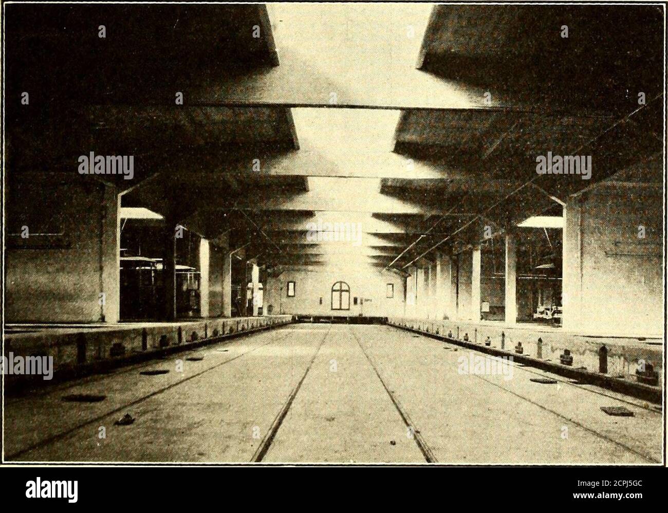 . Journal de chemin de fer de la rue . VUE SUR LE TOIT, MONTRANT LA GRANDE QUANTITÉ DE PUITS DE LUMIÈRE SURFACETHE EMPLACEMENT DES PUITS DE LUMIÈRE ET. VUE LE LONG DE LA PISTE DE LA TABLE DE TRANSFERT SUPÉRIEURE, ILLUSTRANT LES POUTRES de HEAVYROOF, LES CLOISONS DE TUILES CREUSES ET LES trows DE DRAINS DE TOIT et pour les travaux de toiture a été élevé dans des seaux à vidage automatique. Les colonnes sont renforcées par des barres rondes, mais les barres ondulées Johnson sont dans toute la construction en béton. Les planchers au-dessus du sous-sol ont été conçus pour transporter des voitures de 20 tonnes et pour cette raison ont été assez fortement contraints de brider. Ils sont soutenus sur des colonnes en béton 18 Banque D'Images