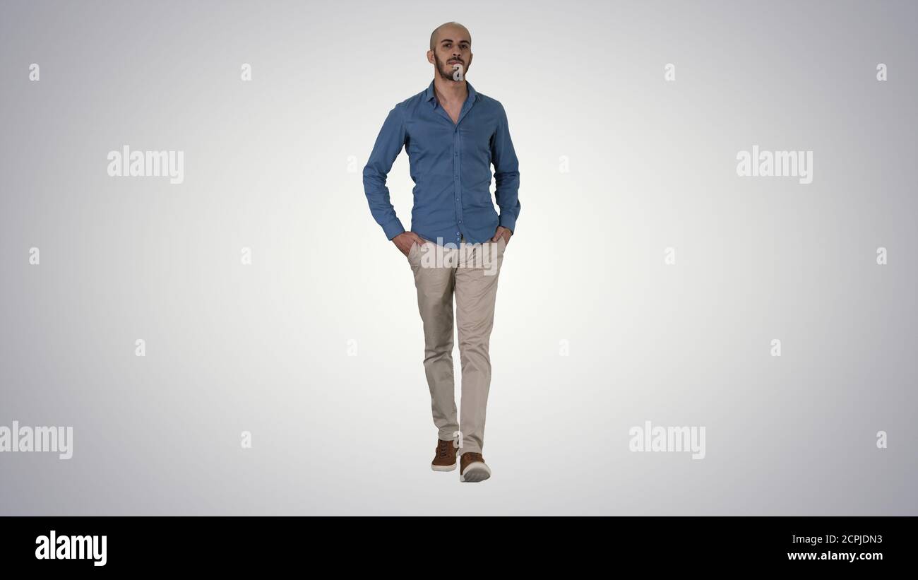 Beau jeune homme arabe portant un ensemble décontracté de marche, putti Banque D'Images