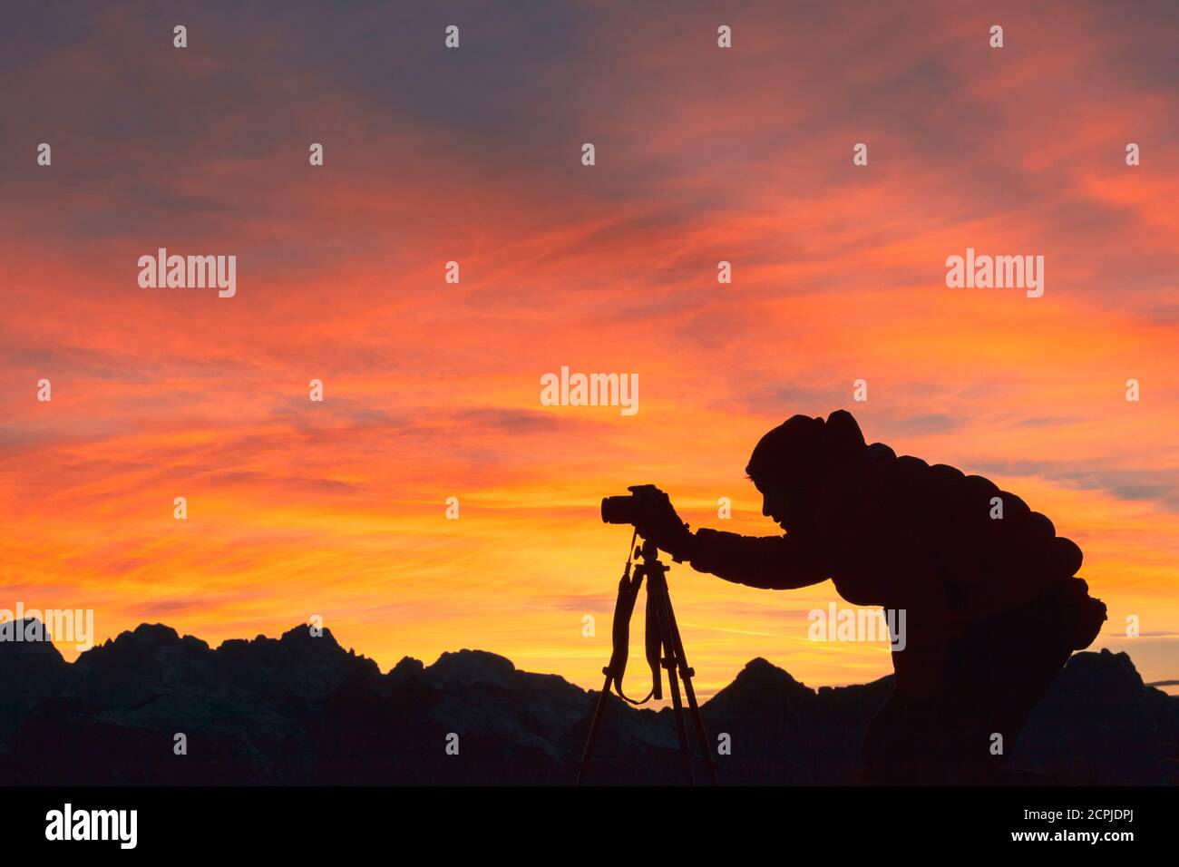 Silhouette de photographe prenant des photos en montagne au coucher du soleil, Dolomites Banque D'Images