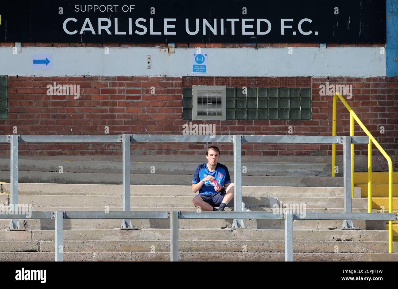 Un fan prend place dans la zone debout avant le match de la Sky Bet League Two au parc Brunton où jusqu'à 1000 spectateurs sont attendus aujourd'hui. Banque D'Images