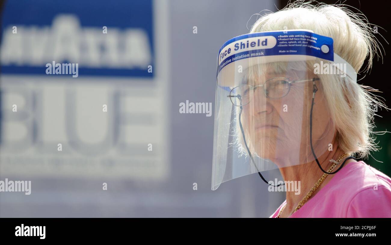 Belgrade, Serbie. 19 septembre 2020. Une femme avec visière protectrice traverse la ville pendant la maladie du coronavirus (COVID-19) après l'augmentation du coronavirus infecté à Belgrade, Serbie, le 19 septembre 2020. Les nouvelles mesures de l'état-major de crise pour prévenir la propagation du virus corona entreront en vigueur ce soir, et tous les citoyens de Serbie qui entrent dans le pays à partir de 6 heures seront sous surveillance médicale spéciale. À la frontière, ils recevront des avertissements indiquant où et comment les signaler, même s'ils n'ont pas de symptômes du coronavirus. La première étape est la Banque D'Images