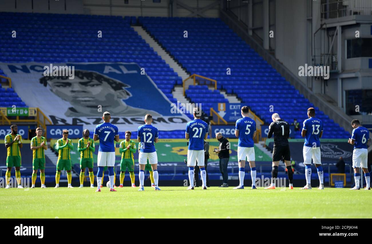 Les joueurs et les officiels applaudissent une minute à la mémoire de Jacob Billington, décédé après avoir été poignardé dans le centre-ville de Birmingham le 6 septembre, avant le match de la Premier League à Goodison Park, Liverpool. Banque D'Images