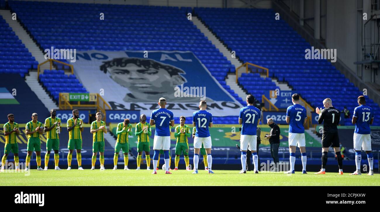 Les joueurs et les officiels applaudissent une minute à la mémoire de Jacob Billington, décédé après avoir été poignardé dans le centre-ville de Birmingham le 6 septembre, avant le match de la Premier League à Goodison Park, Liverpool. Banque D'Images