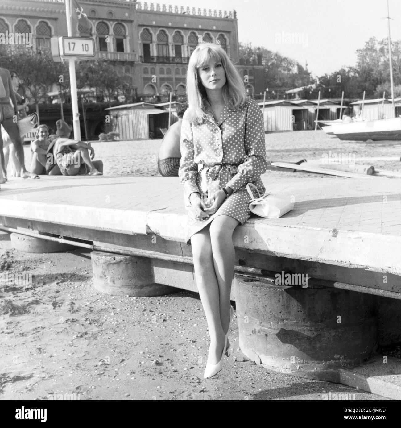 L'actrice Catherine Deneuve à la plage à la 27e édition du Festival International du film de Venise, Venise, septembre 1966 Banque D'Images