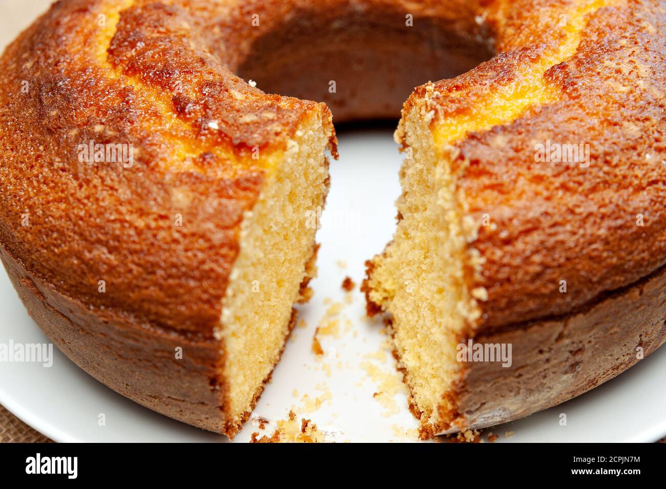 Le Gateau Au Mais Bolo De Fuba A Coupe Le Style Bresilien Sur Une Assiette Blanche Isole Sur Jute Vue Avant Gros Plan Photo Stock Alamy