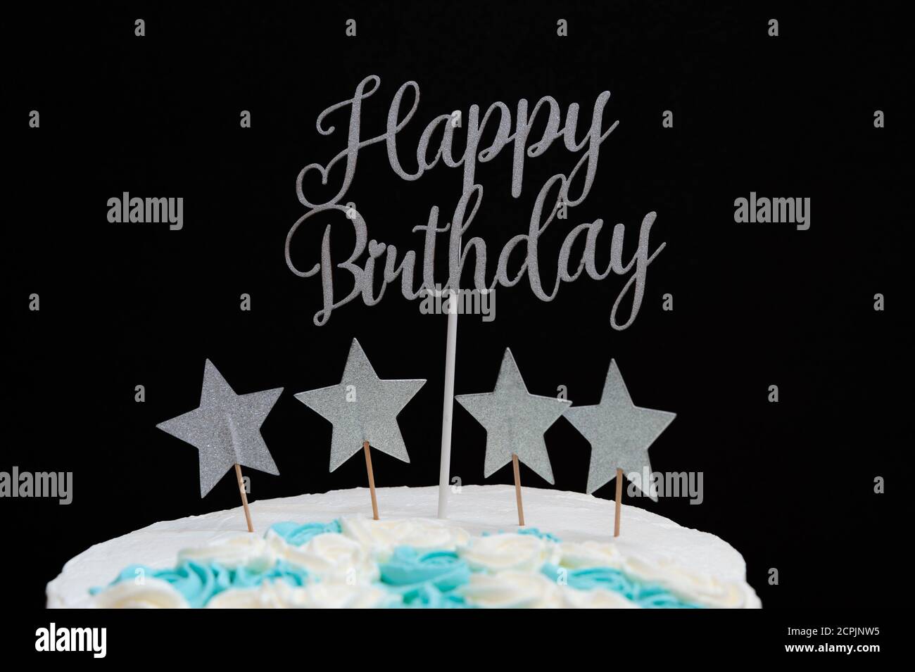 Joyeux Anniversaire Ecrit En Lettres Argentees Avec Des Formes En Etoile Gateau D Anniversaire Isole Sur Fond Noir Photo Stock Alamy