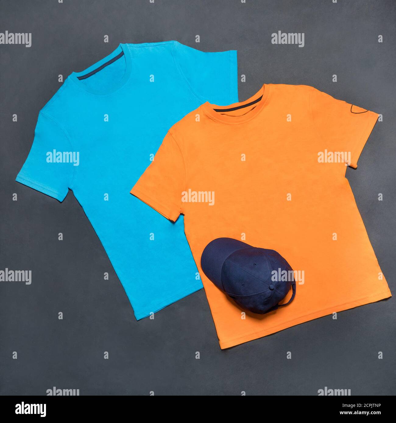 T-shirt de sport homme bleu et jaune avec capuchon bleu isolé Banque D'Images