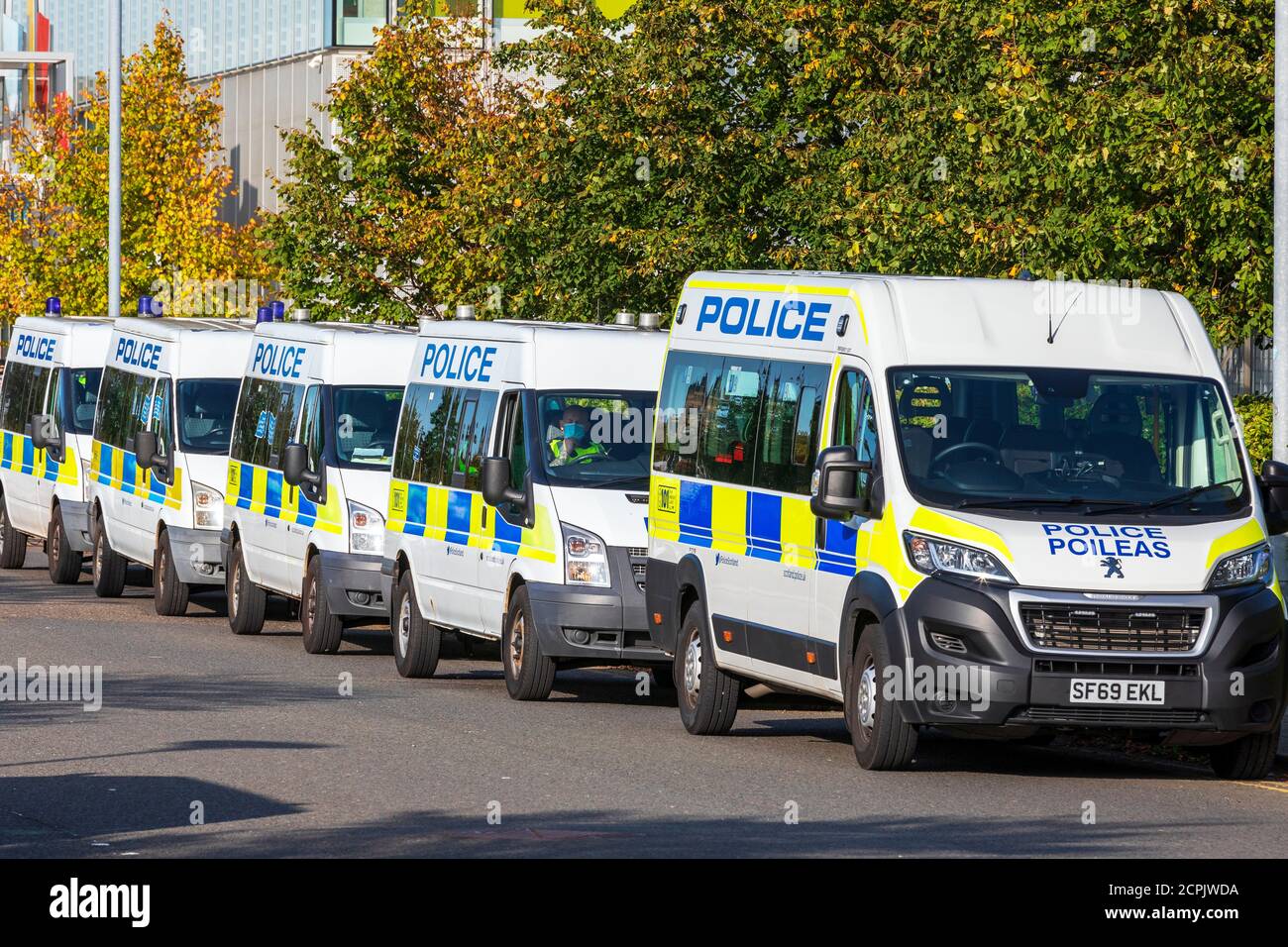 Rangée de transporteurs de personnel de la police garée d'Écosse, Glasgow, Royaume-Uni Banque D'Images