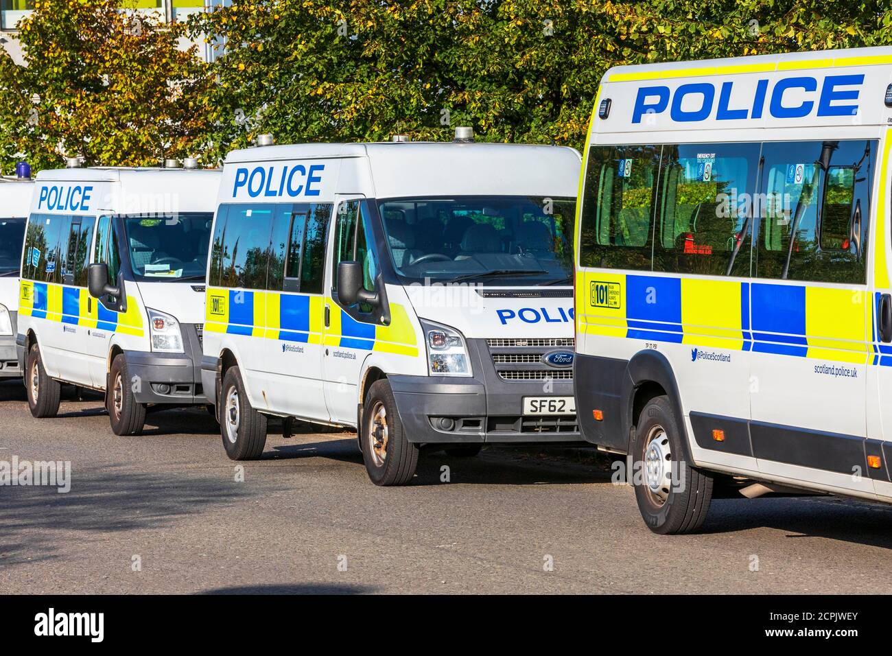 Rangée de transporteurs de personnel de la police garée d'Écosse, Glasgow, Royaume-Uni Banque D'Images