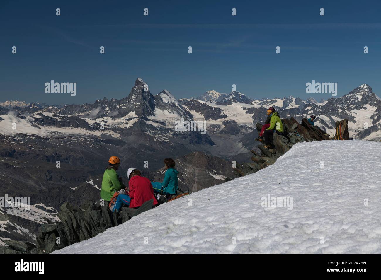 Suisse, Canton du Valais, Vallée de Saas, Saas-Fee, les alpinistes au sommet reposent sur l'Allalinhorn avec Matterhorn, Dent d'Herens, Mont blanc, G. Banque D'Images