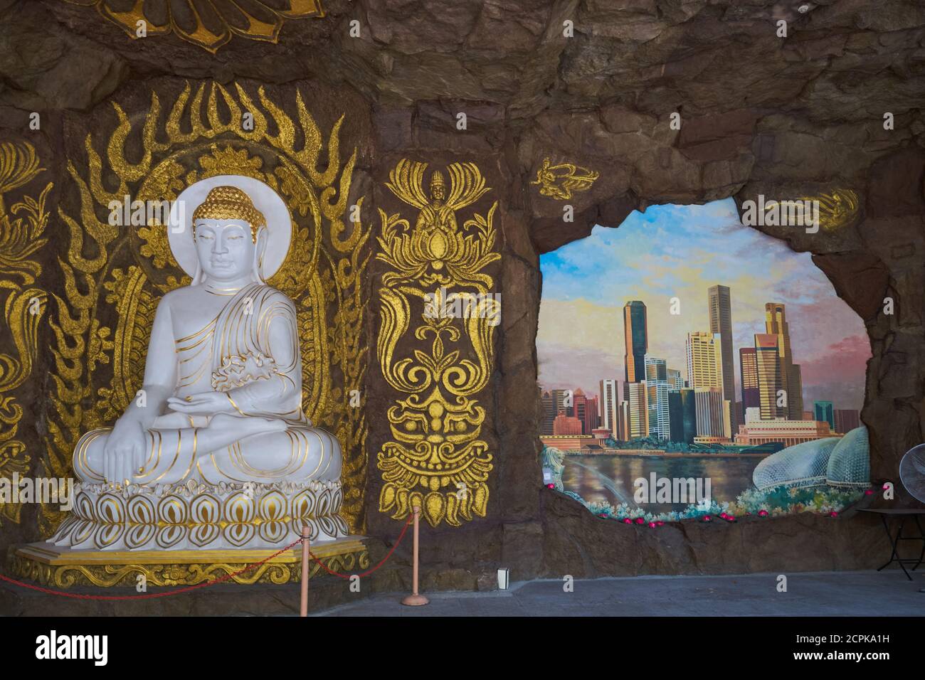Une statue de Bouddha et une fresque du quartier des affaires de Singapour, une sorte de juxtaposition à la religion ; Société bouddhiste Sagaramudra, Geylang, Singapour Banque D'Images