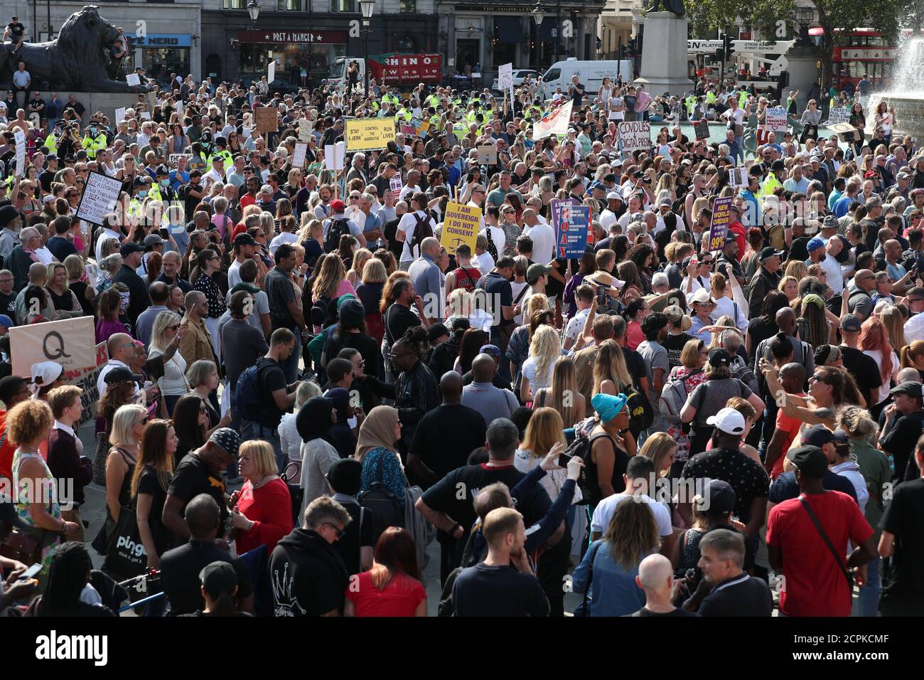 Manifestants lors d'une manifestation anti-vax à Trafalgar Square à Londres. Banque D'Images