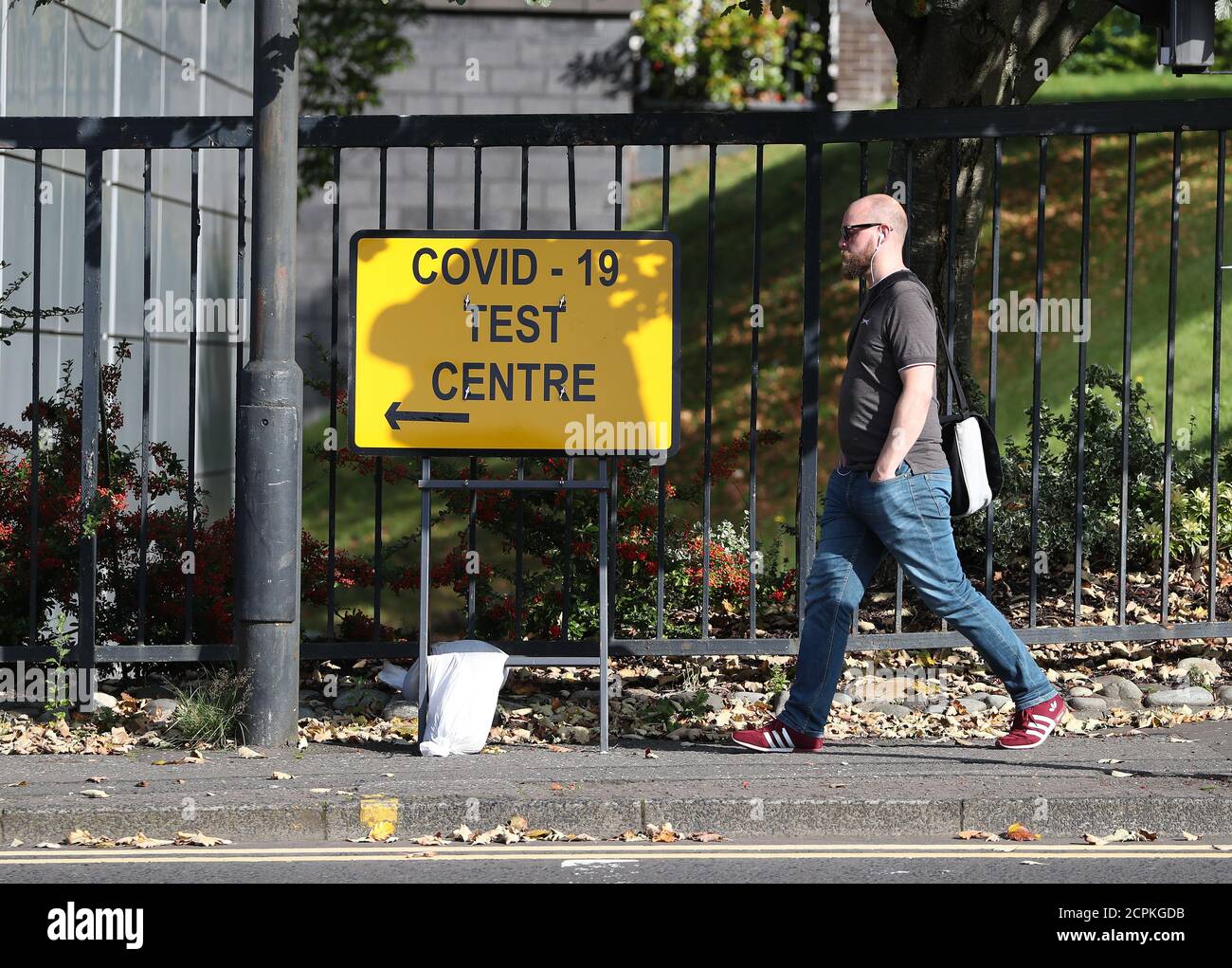 Une personne marche a passé un panneau du centre d'essais COVID-19 au nouveau centre d'essais à l'ARC de l'Université Caledonian de Glasgow, dans le centre de Glasgow, qui a ouvert hier. Banque D'Images