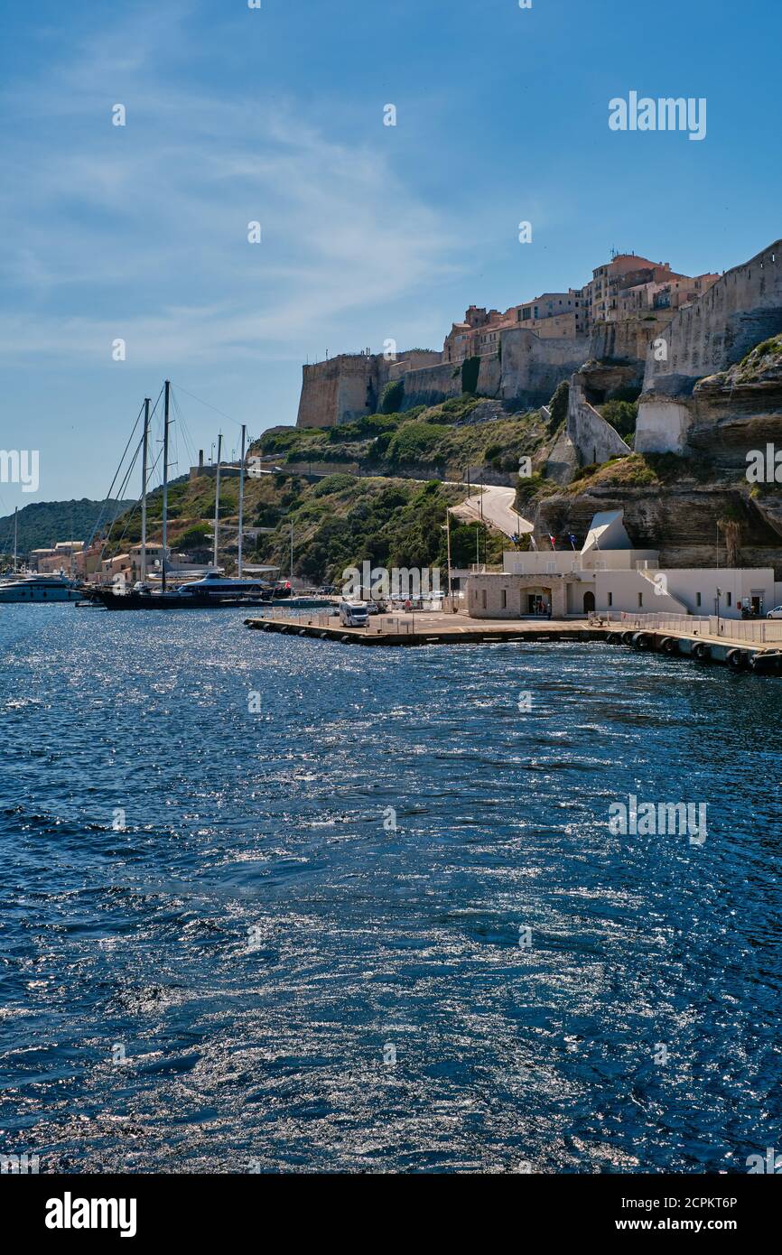La gare maritime Corse-Sardaigne et la citadelle de Bonifacio Corse France Banque D'Images