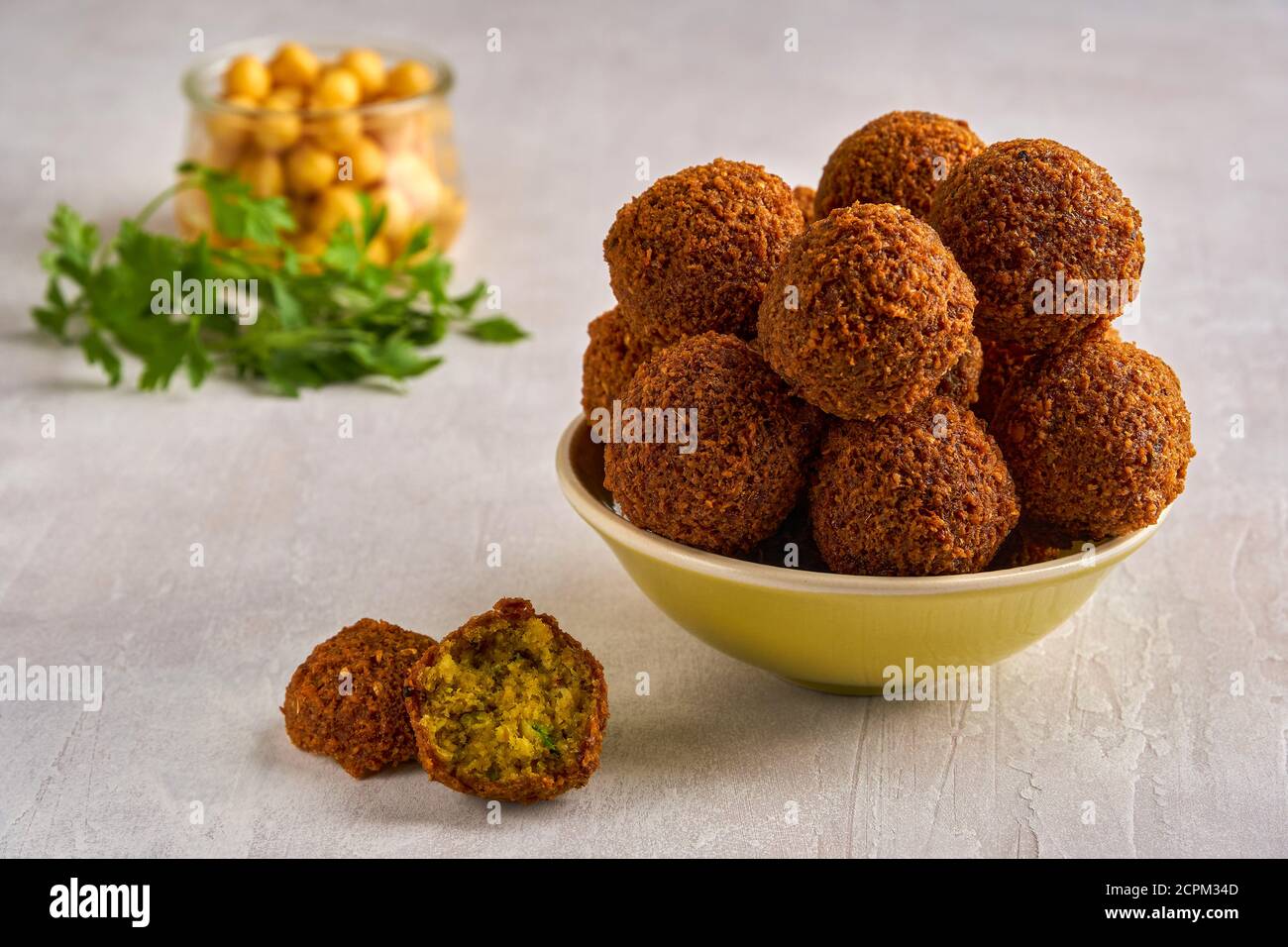 Falafel frais avec persil. Gros plan Banque D'Images