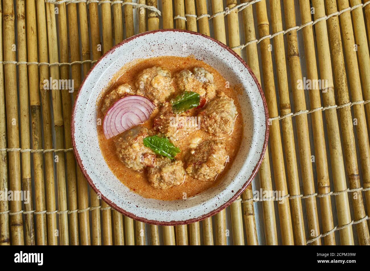 Sciusceddu - soupe de cuisine italienne préparée avec des boulettes de viande et les œufs cassés sont des ingrédients primaires Banque D'Images