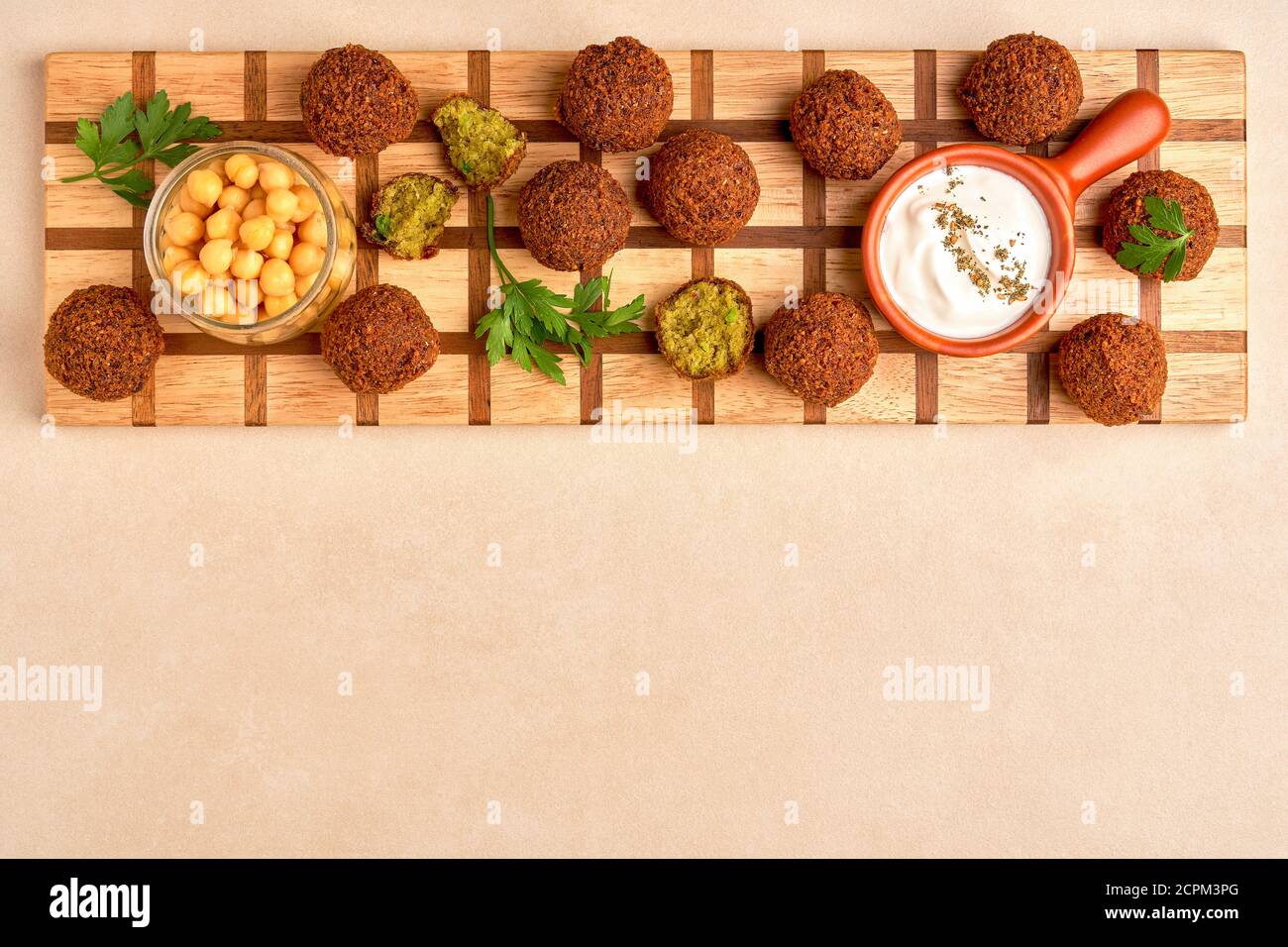 Billes de falafel sur bois. Vue de dessus Banque D'Images
