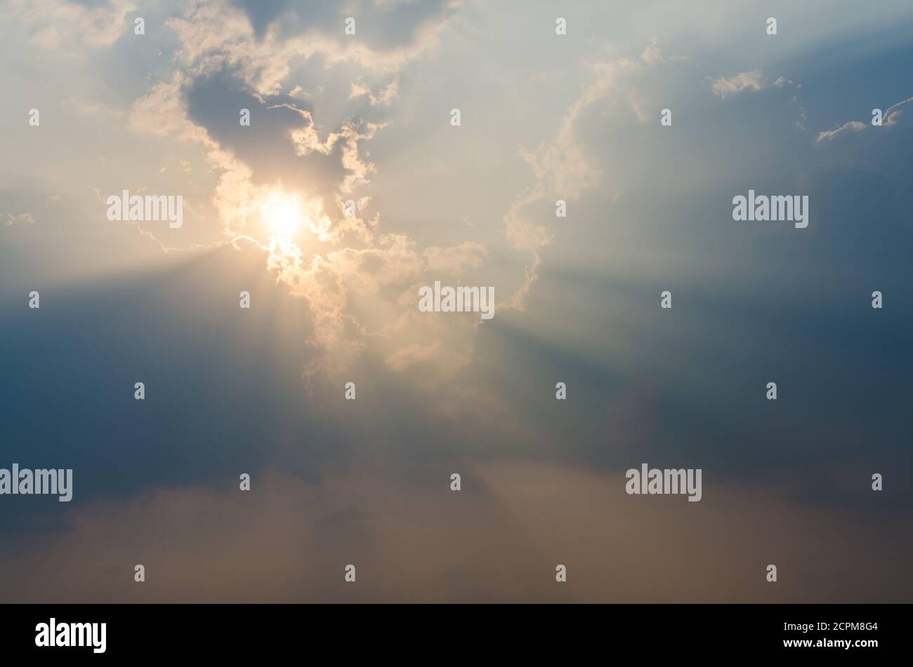 Ciel avec nuages et soleil Banque D'Images