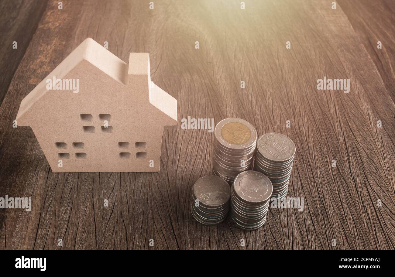 L'augmentation des piles de pièces de monnaie et une chambre à l'arrière-plan Banque D'Images