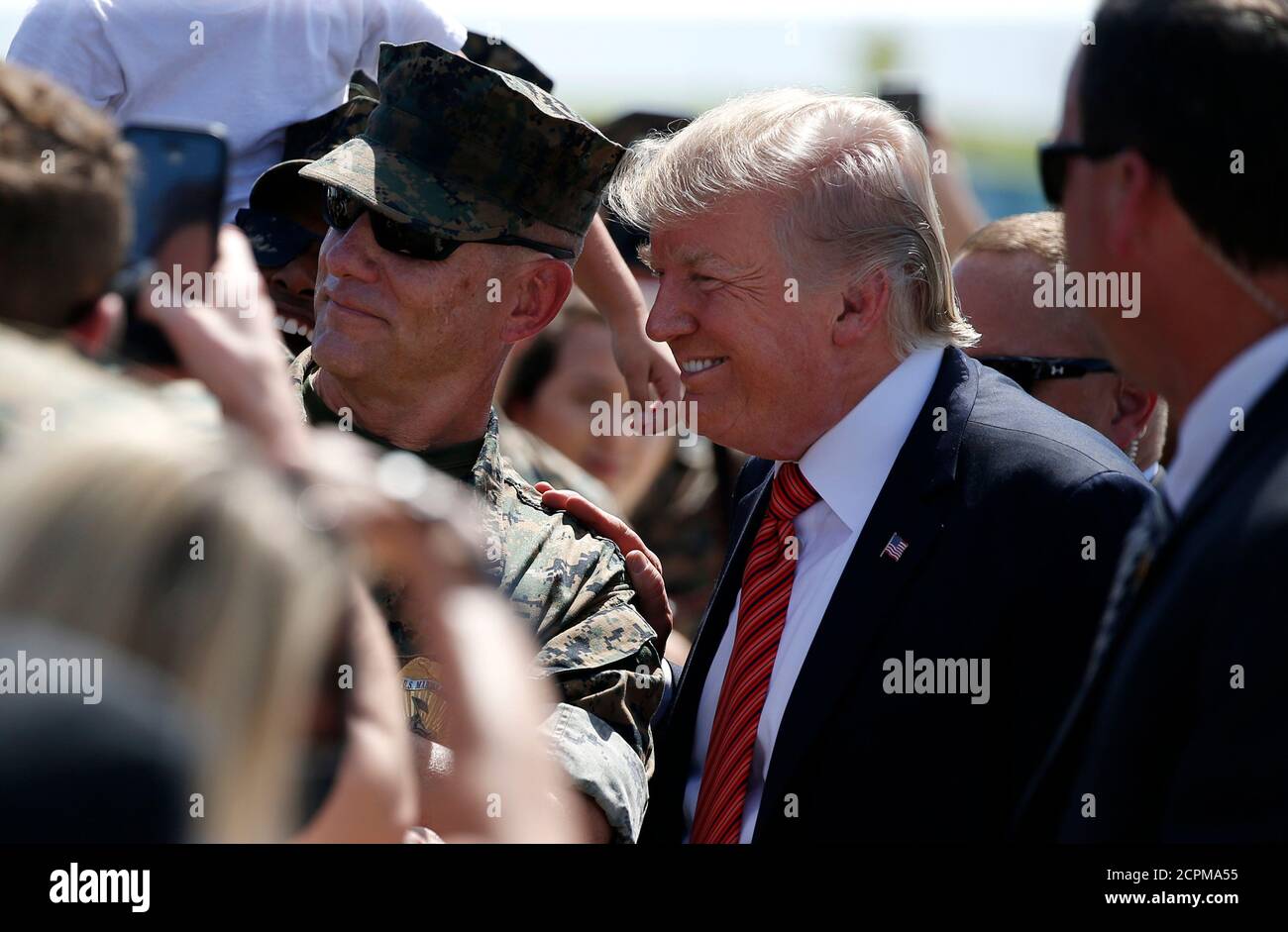 Le président américain Donald Trump salue Marines lors d'un arrêt à la Marine corps Air Station Yuma à Yuma, Arizona, États-Unis, le 22 août 2017. REUTERS/Joshua Roberts Banque D'Images