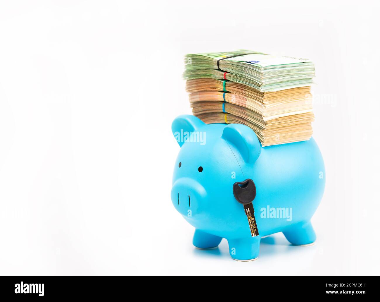 Banque de pigeons avec pile de billets en euros et clé de voiture isolée sur fond blanc. Concept de réussite financière. Immobilier transportatio Banque D'Images