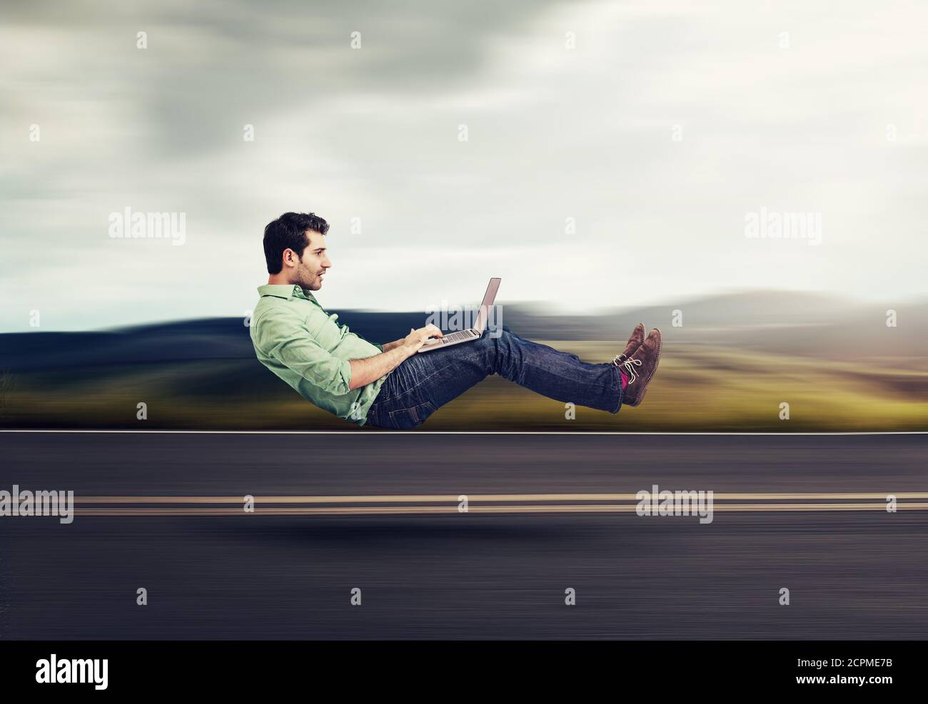 Internet rapide. Technologie de voiture autonome. Faire appel à un homme d'affaires sur la route en utilisant un ordinateur portable Banque D'Images