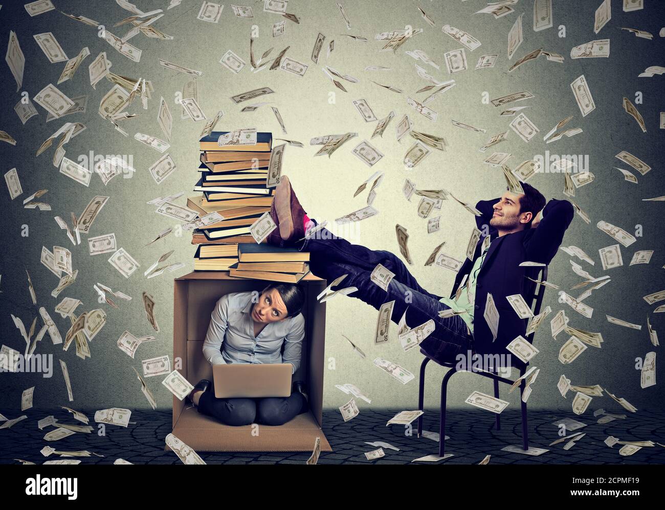 Homme éduqué réussi patron faisant de l'argent se détendre sous la pluie d'argent dans son bureau avec une femme secrétaire travaillant sur ordinateur à l'intérieur de la boîte Banque D'Images