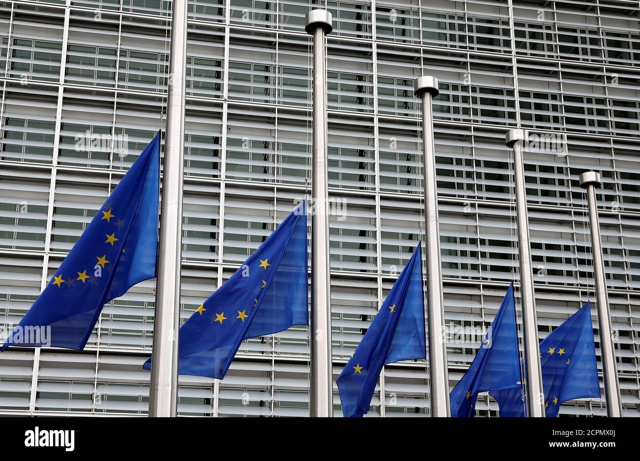 Les drapeaux de l'Union européenne sont abaissés en Berne en l'honneur des victimes de l'attaque de Barcelone, devant le siège de la Commission européenne à Bruxelles, Belgique, le 18 août 2017. REUTERS/François Lenoir Banque D'Images