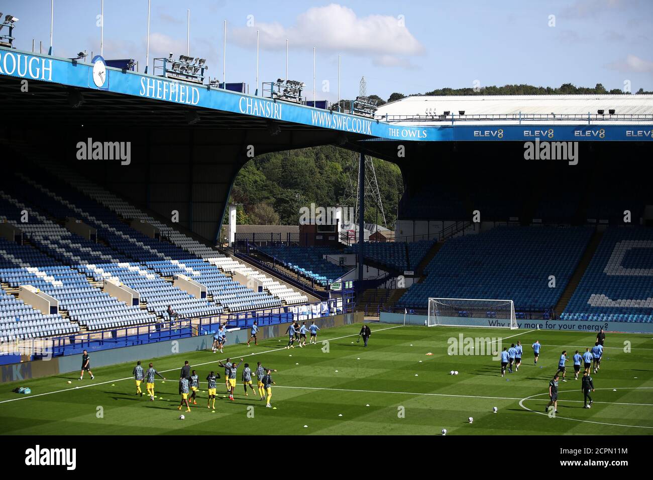 Les équipes s'échauffent avant le match du championnat Sky Bet à Hillsborough, Sheffield. Banque D'Images