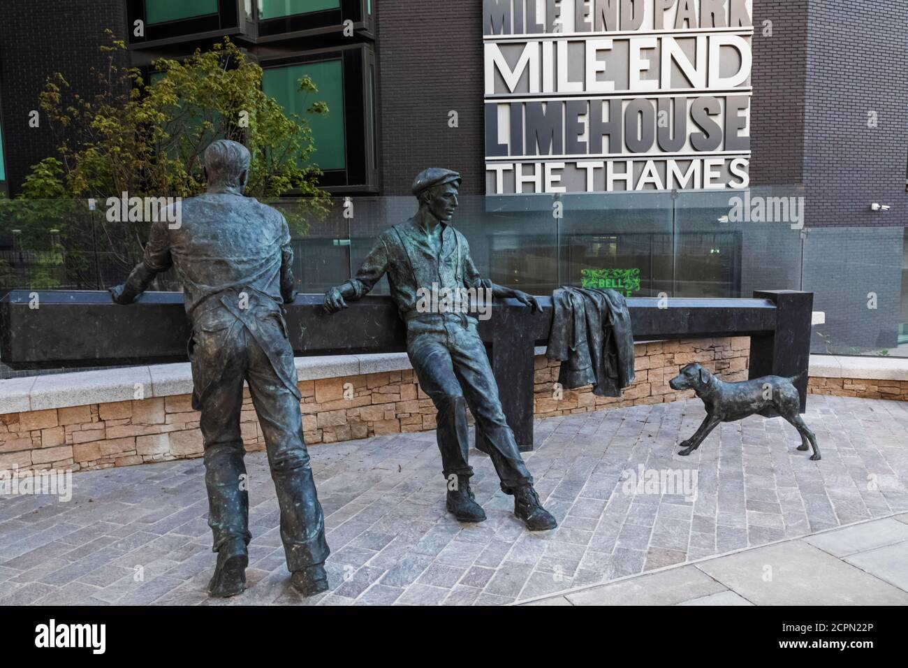 Angleterre, Londres, Islington, 250 City Road, Sculpture intitulée 'Opening the Lock Gate' Sculpture par Ian Rank-Broadley Banque D'Images