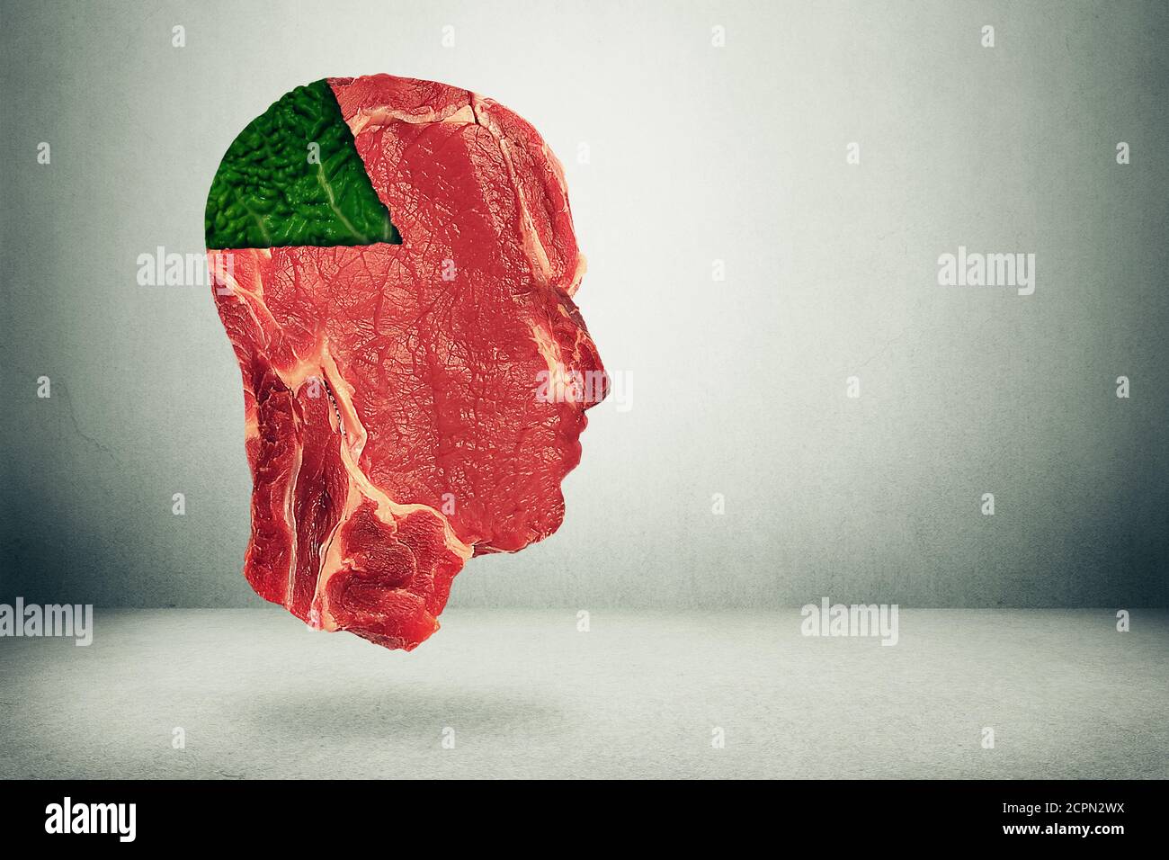 Équilibre alimentaire et choix alimentaires liés à la santé. Viande de steak rouge en forme de tête humaine avec un morceau de kale de légumes verts comme un graphique à secteurs. Nutrition d Banque D'Images
