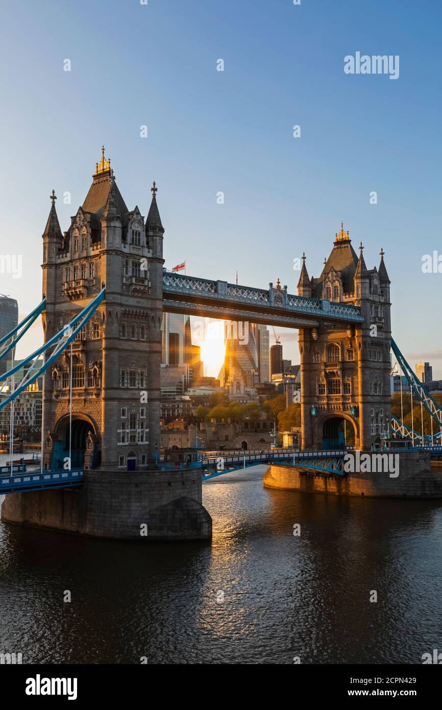 Angleterre, Londres, Southwark, Tower Bridge et City of London Skyline Banque D'Images