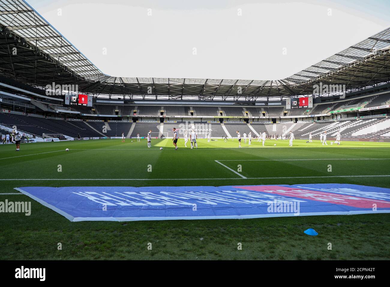 MILTON KEYNES, ANGLETERRE. 19 SEPTEMBRE 2020. Les joueurs de MK Dons s'échauffent avant le match de la Sky Bet League 1 entre MK Dons et Lincoln City au stade MK, Milton Keynes. (Credit: John Cripps | MI News ) Credit: MI News & Sport /Alay Live News Banque D'Images