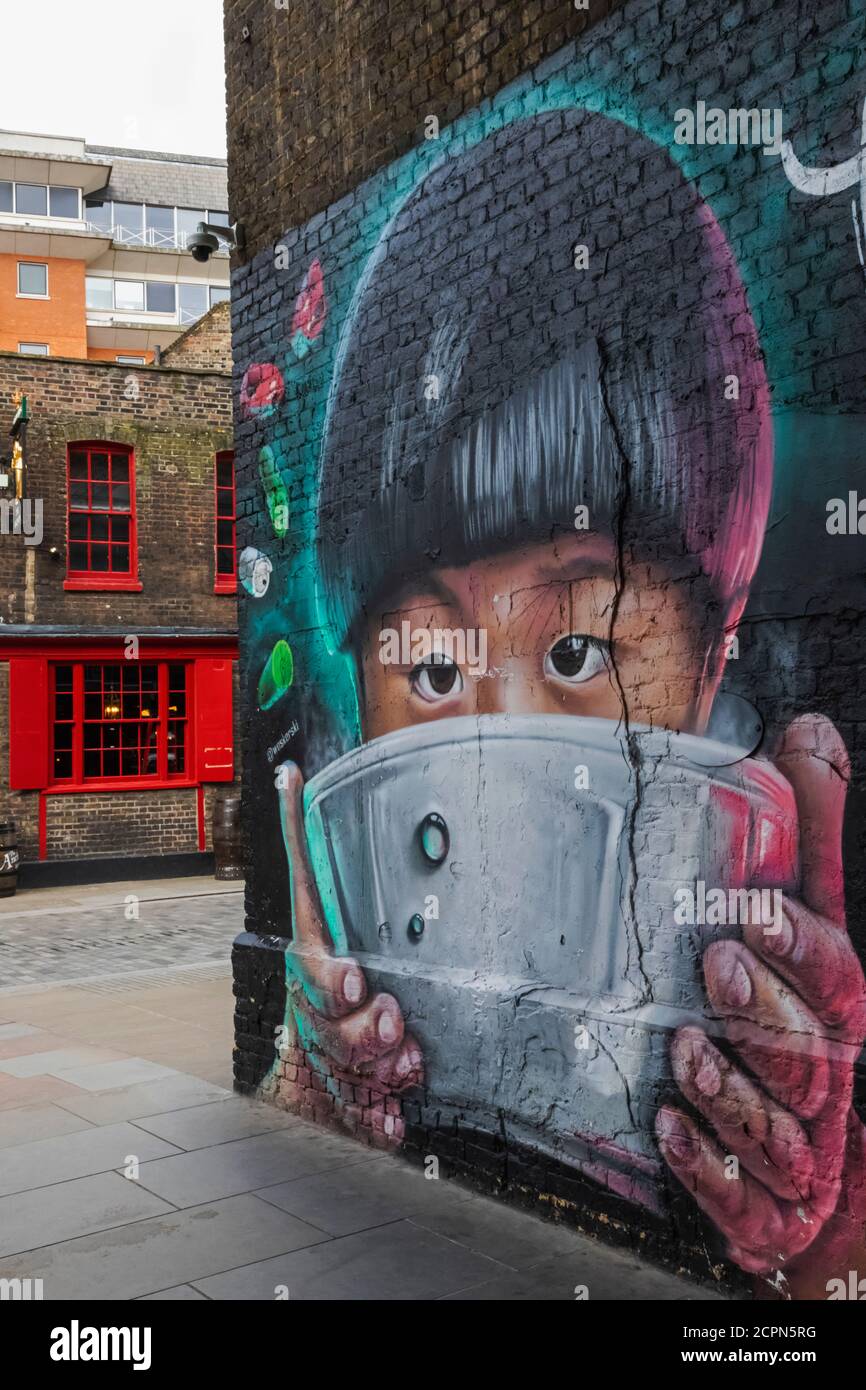 Angleterre, Londres, Southwark, Clink Street, Street View Wall Art of Asian Child and Noodle Bowl Banque D'Images