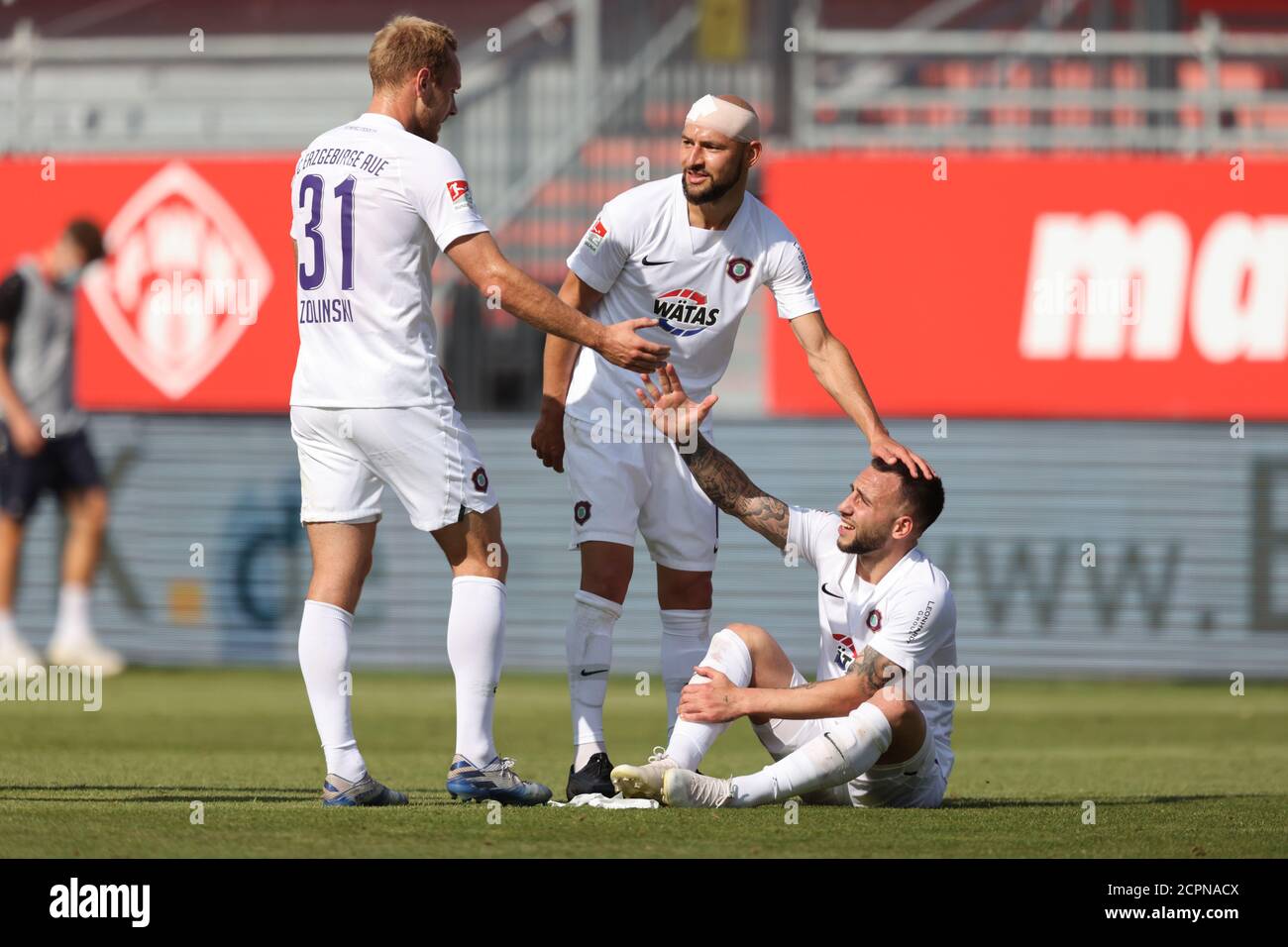 19 septembre 2020, Bavière, Würzburg: Football: 2ème Bundesliga, Würzburger Kickers - Erzgebirge Aue, 1er jour de match, dans l'arène FlyerAlarm. Ben Zolinski (l-r), Philipp Riese et Calogero Rizzuto, d'Erzgebirge Aue, applaudissent pour leur victoire après le coup de sifflet final. Photo: Daniel Karmann/dpa - NOTE IMPORTANTE: Conformément aux règlements de la DFL Deutsche Fußball Liga et de la DFB Deutscher Fußball-Bund, il est interdit d'exploiter ou d'exploiter dans le stade et/ou à partir du jeu pris des photos sous forme d'images de séquence et/ou de séries de photos de type vidéo. Banque D'Images